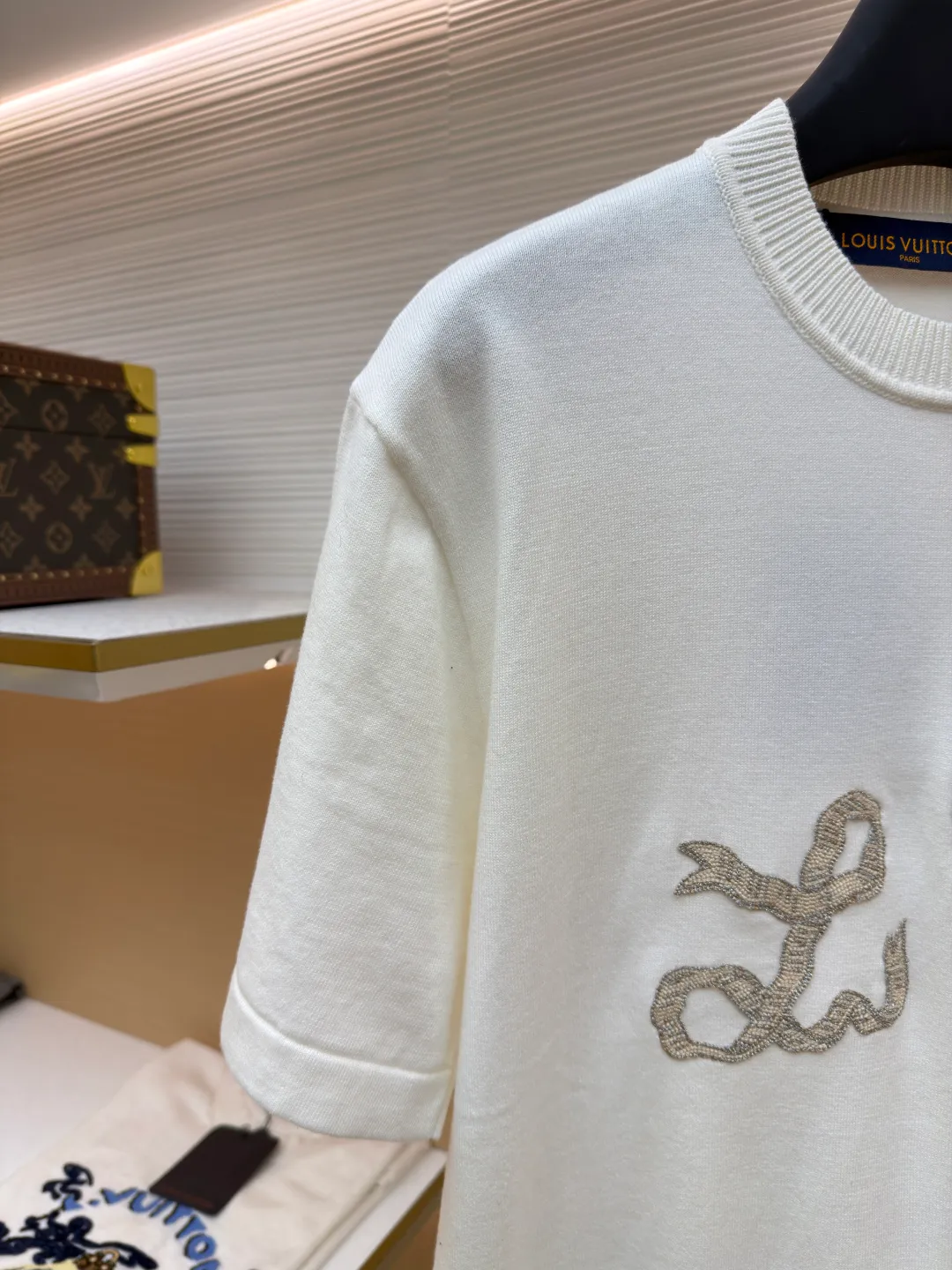 LOUIS VUITTON Ribbon embroidered woolen short sleeves ●Original version: Purchased and developed for 10800 ●Item number: 1681960-A65 ●Fabric: pure cotton fabric ●Technology: embroidery production ●Color: white ●Version: fitted version ●Weight: about 245 grams ●Size: XS-S-M-L ●Description: Made of 260g 32-count Shuangsha pure cotton fabric exclusively customized from the original board. The embroidery is designed with knots to imitate the beading look. The overall line is straight and delicate. The fabric is comfortable and soft. The color is consistent and has no color difference. It can be matched with the same style to create a fashionable look and control various occasions. Customized accessories, complete with three standards, same style for men and women!
